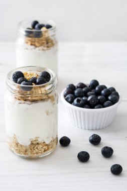 Yoğurtlu taze yaban mersini ve tahıllar