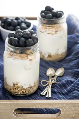 Yoğurtlu taze yaban mersini ve tahıllar