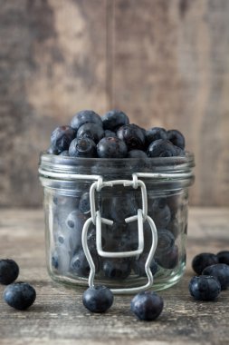 Yaban mersini bir rustik ahşap tablo