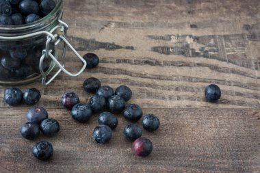 Yaban mersini bir rustik ahşap tablo