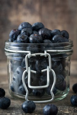 Yaban mersini bir rustik ahşap tablo