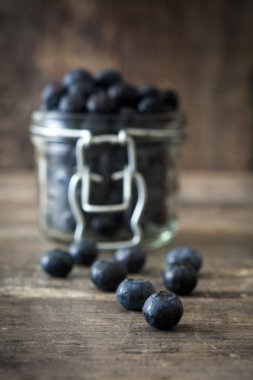 Yaban mersini bir rustik ahşap tablo