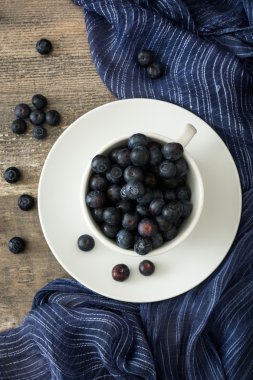 Ahşap üzerine bir bardak yaban mersini