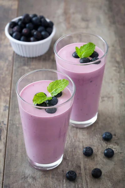 Friss blueberry smoothie egy rusztikus asztal — Stock Fotó