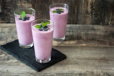 Rustik ahşap üzerine taze blueberry smoothie