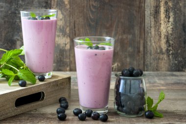 Rustik ahşap üzerine taze blueberry smoothie