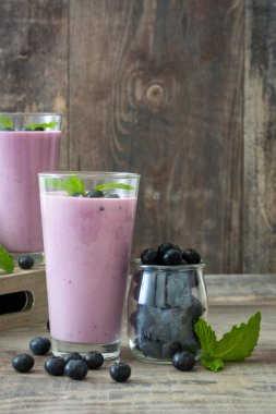 Rustik ahşap üzerine taze blueberry smoothie