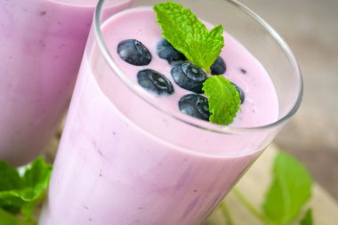 Rustik ahşap üzerine taze blueberry smoothie