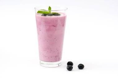 Taze blueberry smoothie izole. Beyaz arka plan