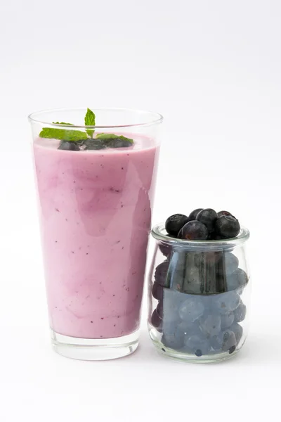 Smoothie aux bleuets frais isolé. Fond blanc — Photo