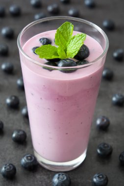 Taze blueberry smoothie siyah taş