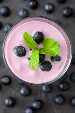 Taze blueberry smoothie siyah taş