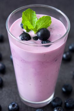 Taze blueberry smoothie siyah taş