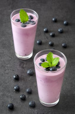 Taze blueberry smoothie siyah taş