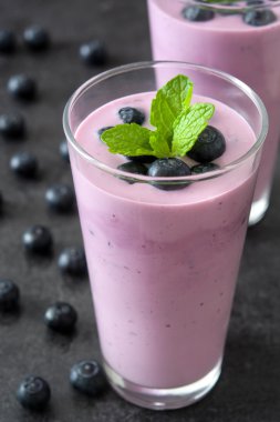 Taze blueberry smoothie siyah taş
