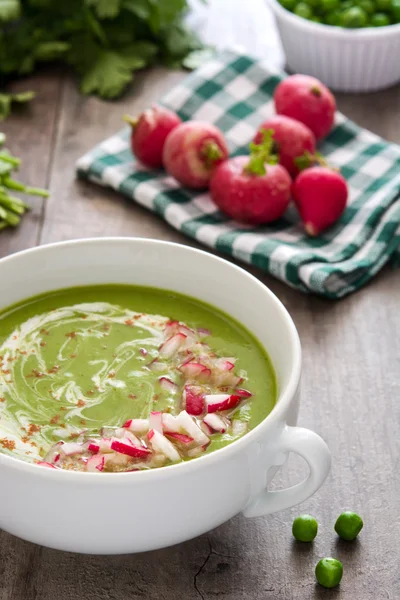 Crema di piselli con ravanelli su legno rustico — Foto Stock