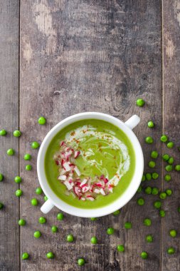 Bezelye ile turp rustik ahşap masa üzerinde krem