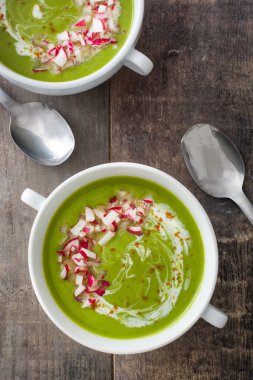 Bezelye ile turp rustik ahşap masa üzerinde krem