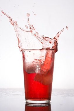 Beyaz arka plan üzerinde taze sangria spash