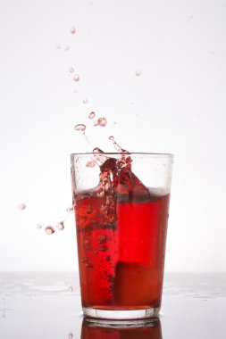 Beyaz arka plan üzerinde taze sangria spash