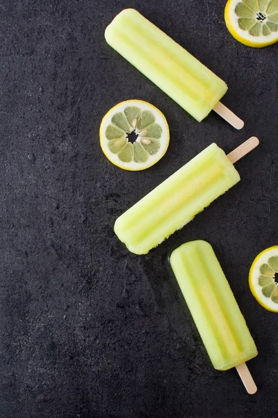 Paleta de limón sobre piedra negra — Foto de Stock