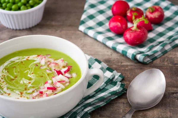 Erbsencreme mit Radieschen auf rustikalem Holztisch — Stockfoto