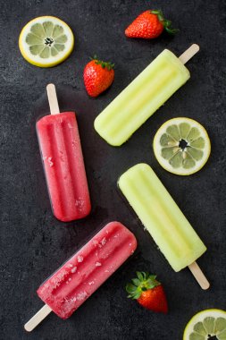 Limon ve çilek popsicles