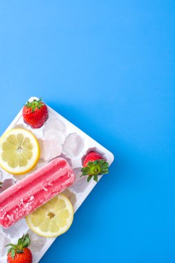 Çilekli dondurma. Mavi arka plan