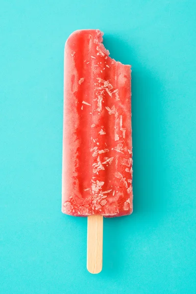 Ghiacciolo alla fragola. Fondo blu — Foto Stock