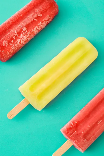 Jordgubbar och citron popsicles — Stockfoto