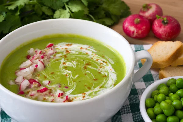 Crema di piselli con ravanelli su legno rustico — Foto Stock