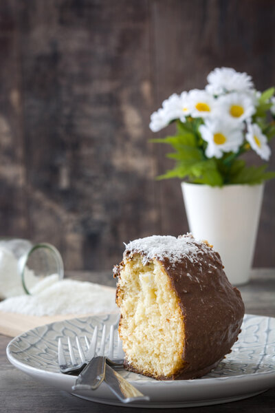 Шоколад и кокосовый торт на дереве

