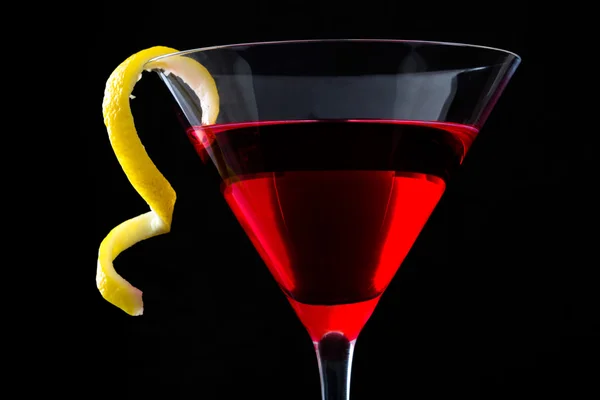 Cocktail cosmopolita su sfondo nero — Foto Stock