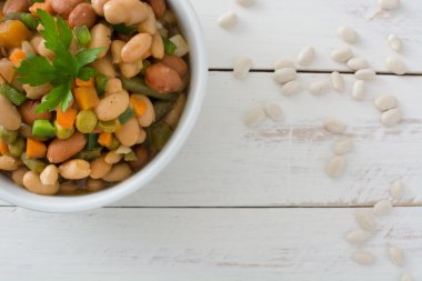 Sebzeli Beyaz ahşap zemin üzerinde beyaz fasulye