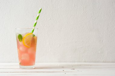 Beyaz ahşap üzerine taze karpuz mojito