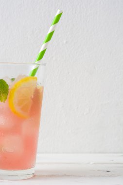 Beyaz ahşap üzerine taze karpuz mojito