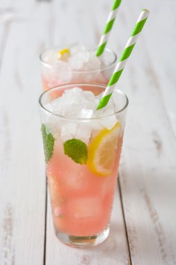 Taze karpuz mojito Beyaz ahşap tablo