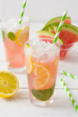 Taze karpuz mojito Beyaz ahşap tablo