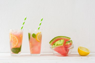 Taze karpuz mojito Beyaz ahşap tablo