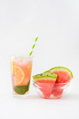 Beyaz arka plan üzerinde taze karpuz mojito