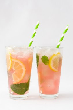 Beyaz arka plan üzerinde taze karpuz mojito