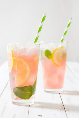 Beyaz ahşap üzerine taze karpuz mojito