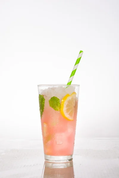 Mojito di anguria fresca su sfondo bianco — Foto Stock