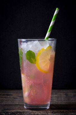 Taze karpuz mojito bir rustik ahşap masa ve siyah arka plan üzerinde