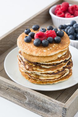 Yaban mersini ve ahududu tepsi ile Pancakes