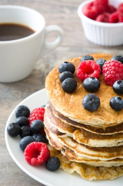 Yaban mersini ve rustik ahşap ahududu ile Pancakes