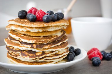 Yaban mersini ve rustik ahşap ahududu ile Pancakes