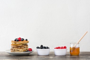 Yaban mersini ve rustik ahşap ahududu ile Pancakes