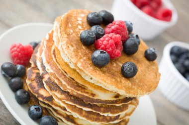 Yaban mersini ve rustik ahşap ahududu ile Pancakes