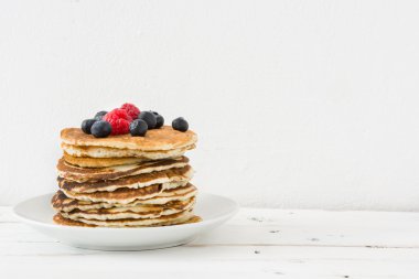 Yaban mersini ve ahududu beyaz Wood ile Pancakes